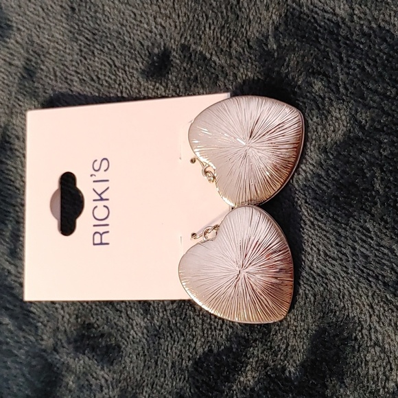 NWT Floral & Silver Tone Heart Earrings - Picture 4 of 7